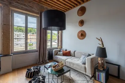 Coin salon dans l'établissement LE LOFT ETHNIC - avec jolie vue sur la Saône