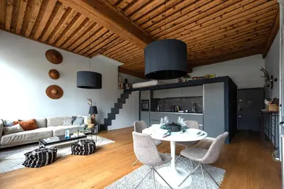 Coin salon dans l'établissement LE LOFT ETHNIC - avec jolie vue sur la Saône