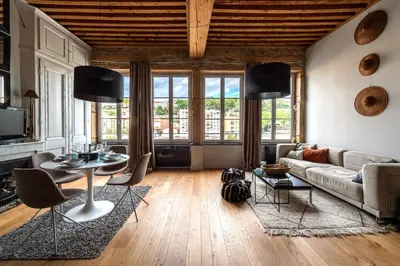 Coin salon dans l'établissement LE LOFT ETHNIC - avec jolie vue sur la Saône