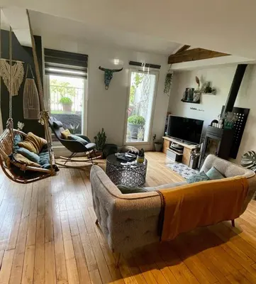 Coin salon dans l'établissement Coeur de Lyon avec Terrasse et Jacuzzi