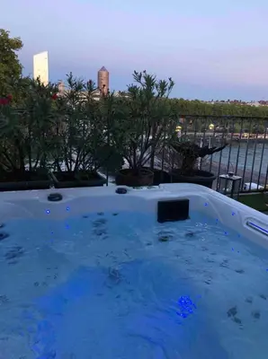 Plan de l'établissement Coeur de Lyon avec Terrasse et Jacuzzi