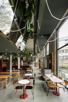 Restaurant ou autre lieu de restauration dans l'établissement The People Lyon Hostel