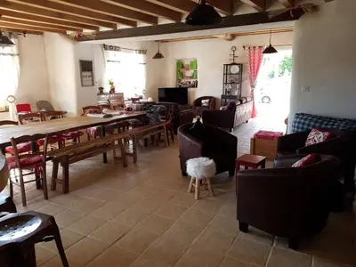 Télévision ou salle de divertissement dans l'établissement Le domaine des Terres