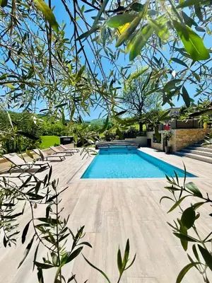 Piscine de l'établissement Gîte le grand chacel ou située à proximité