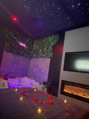 Télévision ou salle de divertissement dans l'établissement Love Room avec spa