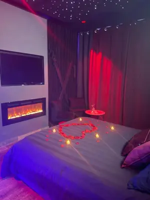 Un ou plusieurs lits dans un hébergement de l'établissement Love Room avec spa