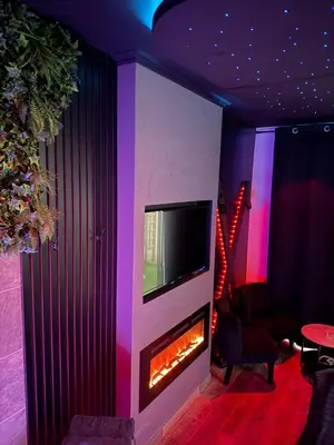 Télévision ou salle de divertissement dans l'établissement Love Room avec spa