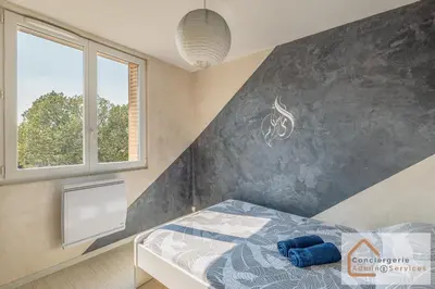 Un ou plusieurs lits dans un hébergement de l'établissement Jolie T3 50m² (+-), balcon, parking, commodités