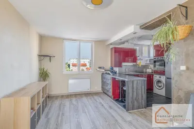 Cuisine ou kitchenette dans l'établissement Jolie T3 50m² (+-), balcon, parking, commodités