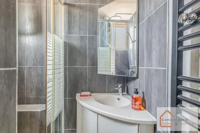 Salle de bains dans l'établissement Jolie T3 50m² (+-), balcon, parking, commodités