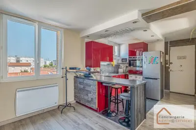 Cuisine ou kitchenette dans l'établissement Jolie T3 50m² (+-), balcon, parking, commodités