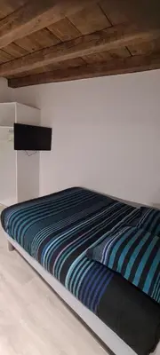 Un ou plusieurs lits dans un hébergement de l'établissement STUDIO CLIMATISATION Vieille Ville