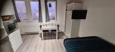 Cuisine ou kitchenette dans l'établissement STUDIO CLIMATISATION Vieille Ville
