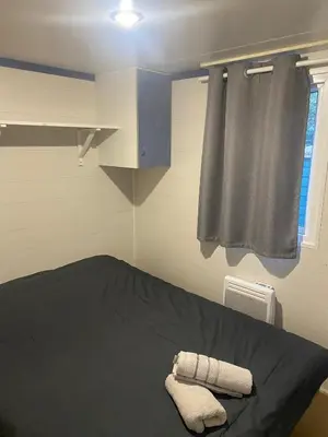 Un ou plusieurs lits dans un hébergement de l'établissement Bungalow 2/4 personnes dans résidence Hôtelière