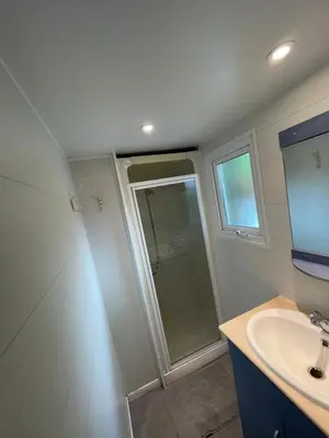 Salle de bains dans l'établissement Bungalow 2/4 personnes dans résidence Hôtelière