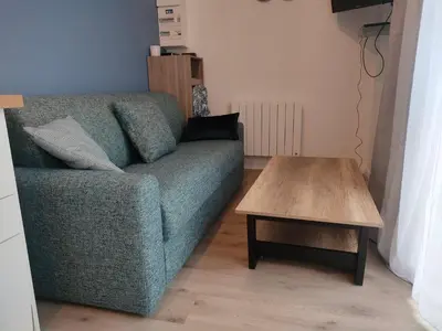 Coin salon dans l'établissement Super studio rez de jardin avec extérieur