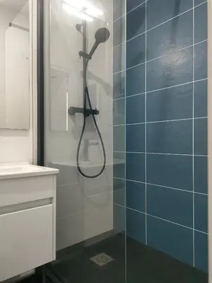 Salle de bains dans l'établissement Super studio rez de jardin avec extérieur