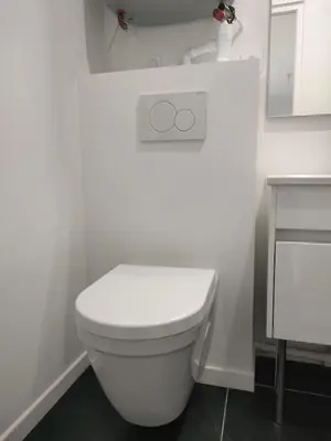 Salle de bains dans l'établissement Super studio rez de jardin avec extérieur