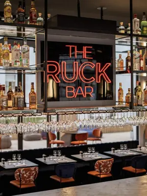 Salon ou bar de l'établissement The Ruck Hotel
