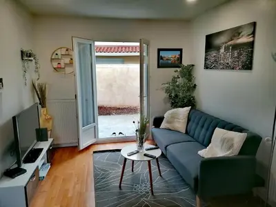 Télévision ou salle de divertissement dans l'établissement Maisonnette proche de Lyon