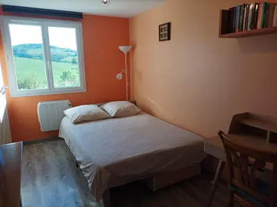 Un ou plusieurs lits dans un hébergement de l'établissement Chambre d'hôte avec Hammam et salle de jeux