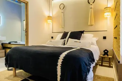 Un ou plusieurs lits dans un hébergement de l'établissement Host Inn Sleek Sūite