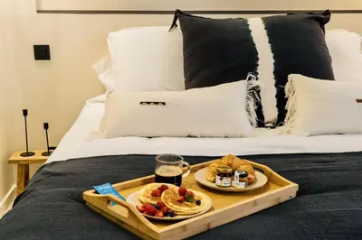 Un ou plusieurs lits dans un hébergement de l'établissement Host Inn Sleek Sūite