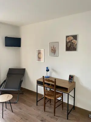 Télévision ou salle de divertissement dans l'établissement Au Clos Decoeur
