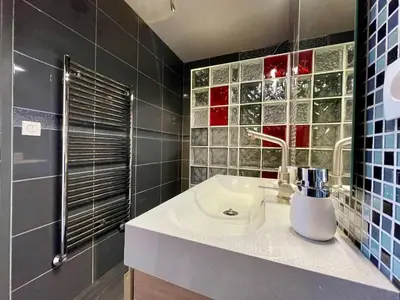 Salle de bains dans l'établissement L'idéal Cosy-wifi-Netflix et Garage