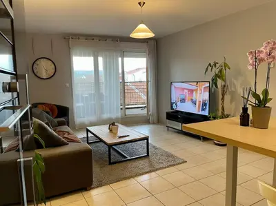 Télévision ou salle de divertissement dans l'établissement L'idéal Cosy-wifi-Netflix et Garage