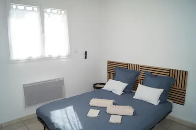 Un ou plusieurs lits dans un hébergement de l'établissement Chambre d'hôte dans une propriété avec piscine