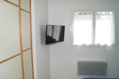 Télévision ou salle de divertissement dans l'établissement Chambre d'hôte dans une propriété avec piscine