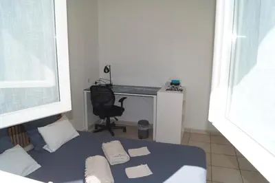 Télévision ou salle de divertissement dans l'établissement Chambre d'hôte dans une propriété avec piscine