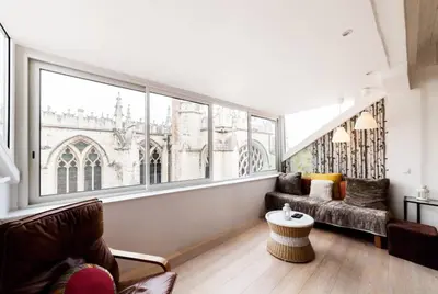 Coin salon dans l'établissement AllinLyon | Duplex vue St-Nizier
