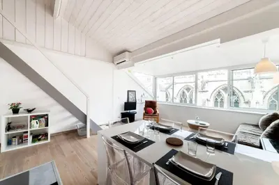 Coin salon dans l'établissement AllinLyon | Duplex vue St-Nizier