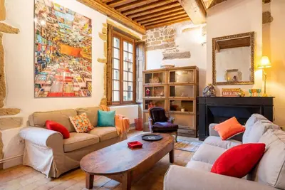 Coin salon dans l'établissement AllinLyon | Charme XIVe siècle au Vieux Lyon