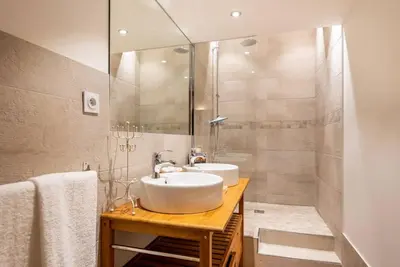 Salle de bains dans l'établissement AllinLyon | Charme XIVe siècle au Vieux Lyon