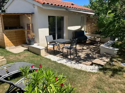 Jardin de l'établissement Gite BamBou avec piscine