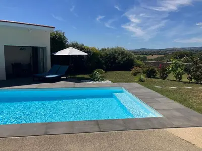 Piscine de l'établissement Gite BamBou avec piscine ou située à proximité