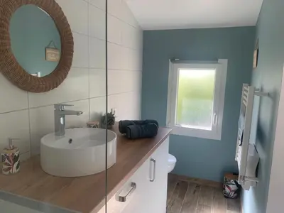 Salle de bains dans l'établissement Gite BamBou avec piscine