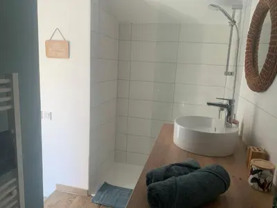 Salle de bains dans l'établissement Gite BamBou avec piscine