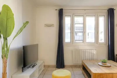 Télévision ou salle de divertissement dans l'établissement Le spacieux idéal séjour pro ou week-end famille