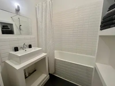 Salle de bains dans l'établissement HYPER CENTRE 4 RUE EMILE ZOLA BELLECOUR JACOBINS CELESTINS Wifi ASCENSEUR