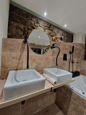 Salle de bains dans l'établissement L'éxperience LOVE ROOM
