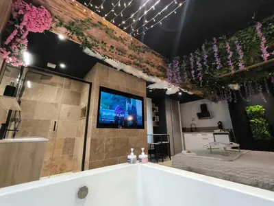 Salle de bains dans l'établissement L'éxperience LOVE ROOM