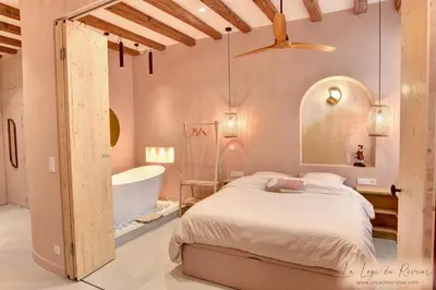 Un ou plusieurs lits dans un hébergement de l'établissement La Loge du Rêveur - Spa - Vieux-Lyon