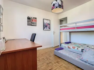 Un ou plusieurs lits dans un hébergement de l'établissement Appart Crystal Lyon Caluire et parkings