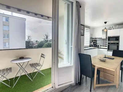 Cuisine ou kitchenette dans l'établissement Appart Crystal Lyon Caluire et parkings
