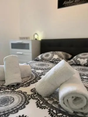 Un ou plusieurs lits dans un hébergement de l'établissement Studio cosy élégant