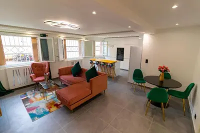 Coin salon dans l'établissement Appartement Chic et Cosy avec Parking Gratuit à Villeurbanne - Tout compris